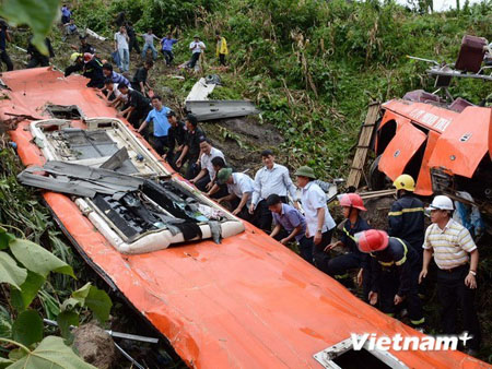 Hiện trường vụ tai nạn thảm khốc khiến 12 người thiệt mạng và hàng chục người bị thương.